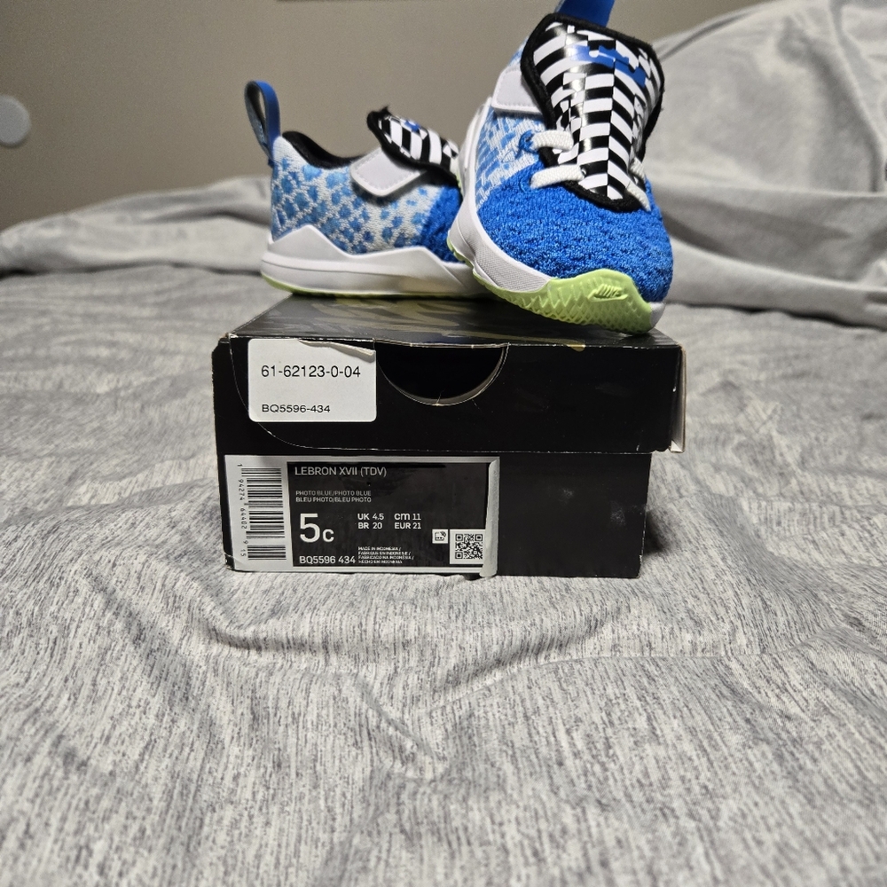 Nike LeBron XVII Kids Sneakers - Blue and Green 5c